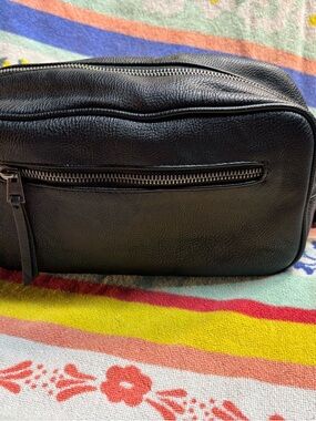 Universal Thread Black Leather Men’s Toiletry Dopp Kit